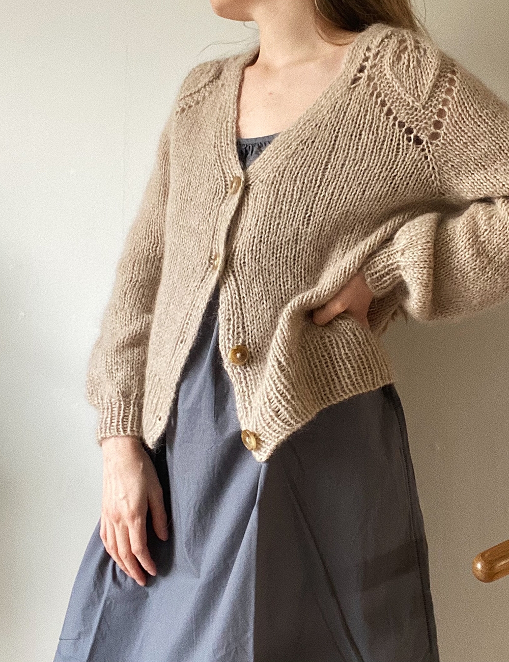 Chunky Dahlia V-neck Cardigan Pattern - leKnit